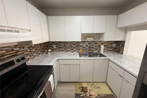 Condo in Hialeah, Florida, 2 bedrooms  № 2064127 - photo 11
