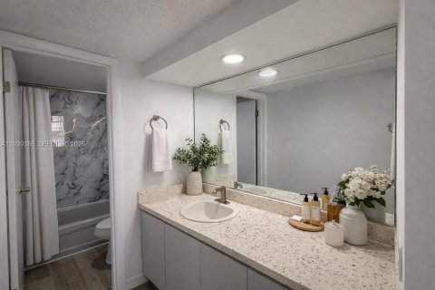 Condo in Hialeah, Florida, 2 bedrooms  № 2064127 - photo 7