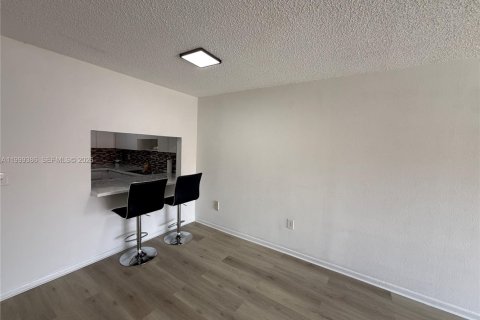 Condo in Hialeah, Florida, 2 bedrooms  № 2064127 - photo 10
