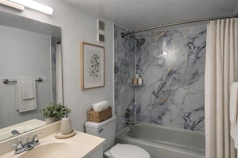 Condo in Hialeah, Florida, 2 bedrooms  № 2064127 - photo 6