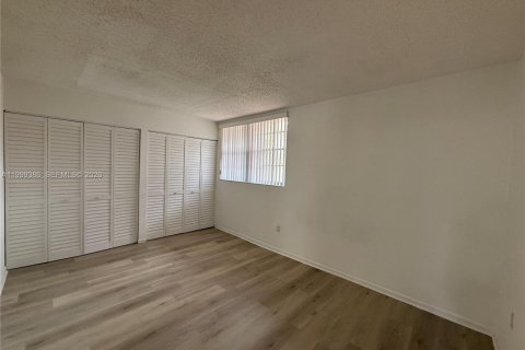 Condo in Hialeah, Florida, 2 bedrooms  № 2064127 - photo 12