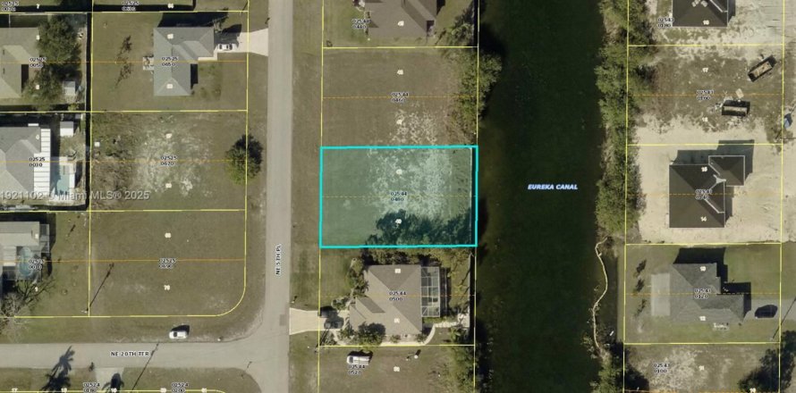 Land in Cape Coral, Florida № 2018387