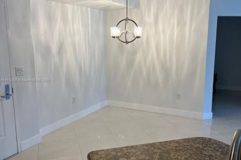 Купить кондоминиум в Плантация, Флорида 2 спальни, 124.02м2, № 1958408 - фото 3