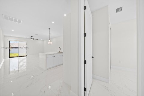 Immobilier commercial à vendre à Cape Coral, Floride: 222.97 m2 № 2276557 - photo 9