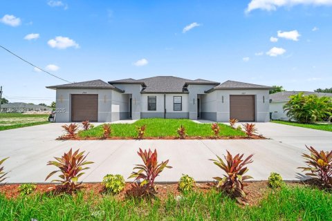 Immobilier commercial à vendre à Cape Coral, Floride: 222.97 m2 № 2276557 - photo 2