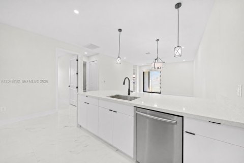 Immobilier commercial à vendre à Cape Coral, Floride: 222.97 m2 № 2276557 - photo 8