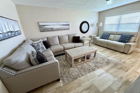 Condo in Deerfield Beach, Florida, 2 bedrooms № 2081805 - photo 5