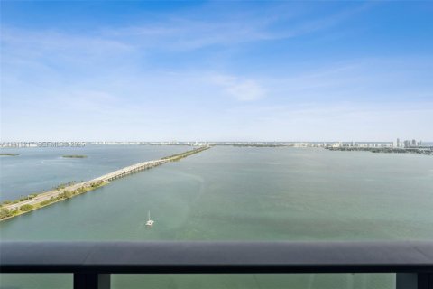 Condominio en alquiler en Miami, Florida, 3 dormitorios, 141.77 m2 № 1992152 - foto 7