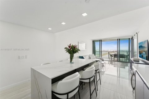 Condominio en alquiler en Miami, Florida, 3 dormitorios, 141.77 m2 № 1992152 - foto 17