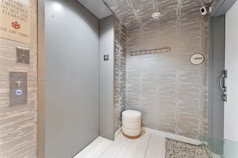 Condominio en alquiler en Miami, Florida, 3 dormitorios, 141.77 m2 № 1992152 - foto 2