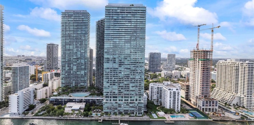 Condominio en Miami, Florida, 3 dormitorios  № 1992152
