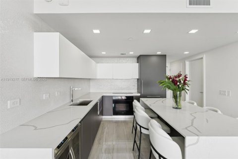 Condominio en alquiler en Miami, Florida, 3 dormitorios, 141.77 m2 № 1992152 - foto 13