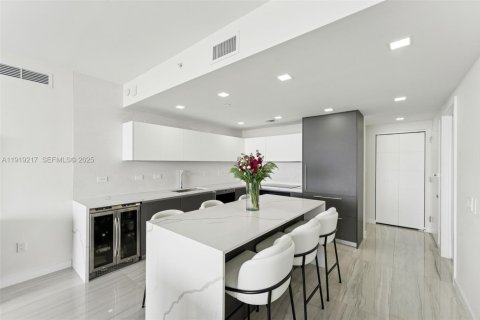 Condominio en alquiler en Miami, Florida, 3 dormitorios, 141.77 m2 № 1992152 - foto 14