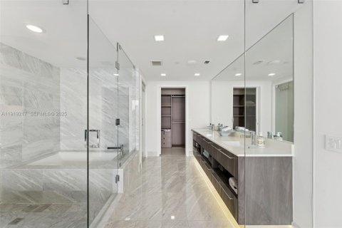 Condominio en alquiler en Miami, Florida, 3 dormitorios, 141.77 m2 № 1992152 - foto 25