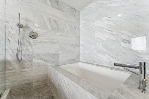 Condominio en alquiler en Miami, Florida, 3 dormitorios, 141.77 m2 № 1992152 - foto 29