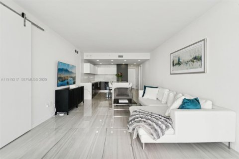 Condominio en alquiler en Miami, Florida, 3 dormitorios, 141.77 m2 № 1992152 - foto 11