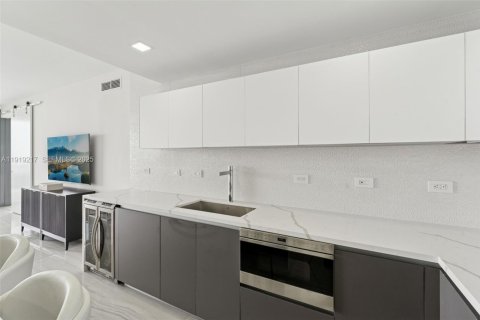 Condominio en alquiler en Miami, Florida, 3 dormitorios, 141.77 m2 № 1992152 - foto 15
