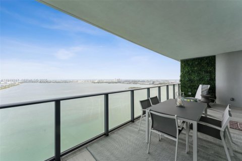 Condominio en alquiler en Miami, Florida, 3 dormitorios, 141.77 m2 № 1992152 - foto 8