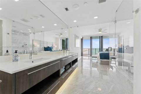 Condominio en alquiler en Miami, Florida, 3 dormitorios, 141.77 m2 № 1992152 - foto 30