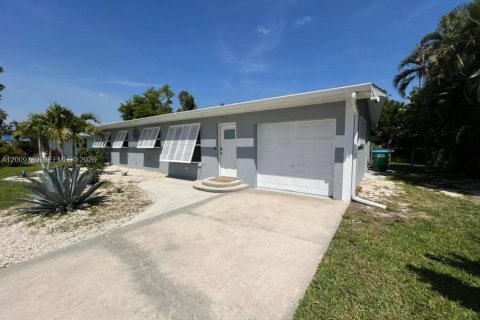 Casa en alquiler en Cape Coral, Florida, 3 dormitorios, 120.77 m2 № 2076309 - foto 2