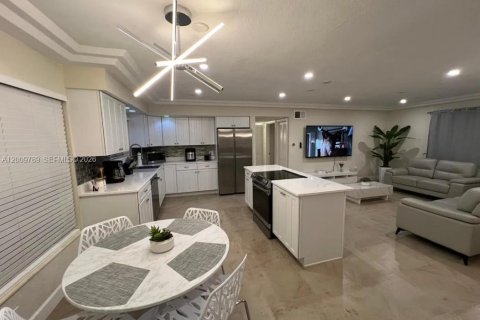 Casa en alquiler en Cape Coral, Florida, 3 dormitorios, 120.77 m2 № 2076309 - foto 12