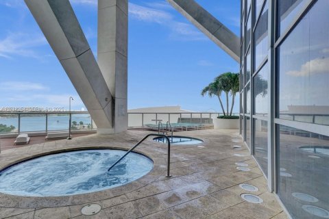 Condo in Miami, Florida, 1 bedroom  № 1990817 - photo 18