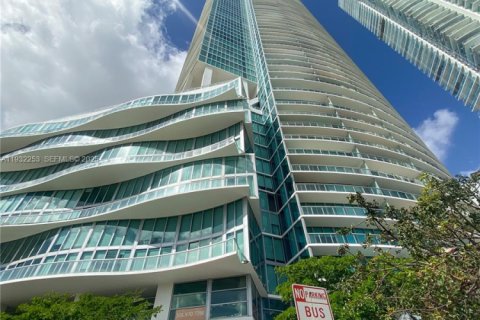 Condo in Miami, Florida, 1 bedroom  № 1990817 - photo 7