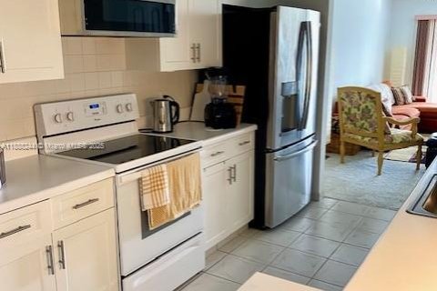 Condo in Pembroke Pines, Florida, 2 bedrooms  № 1942255 - photo 7