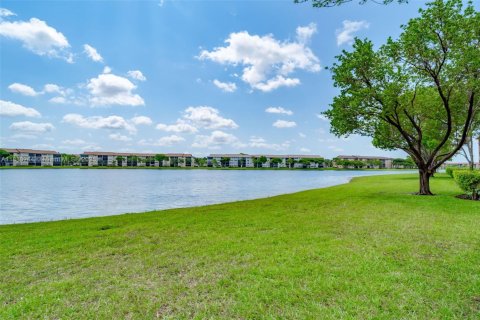 Condo in Pembroke Pines, Florida, 2 bedrooms  № 1942255 - photo 17
