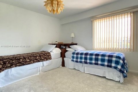 Condo in Pembroke Pines, Florida, 2 bedrooms  № 1942255 - photo 13