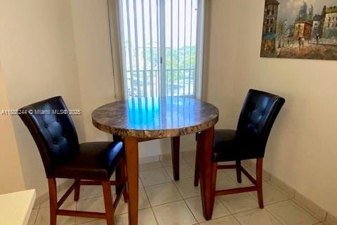 Condo in Pembroke Pines, Florida, 2 bedrooms  № 1942255 - photo 10