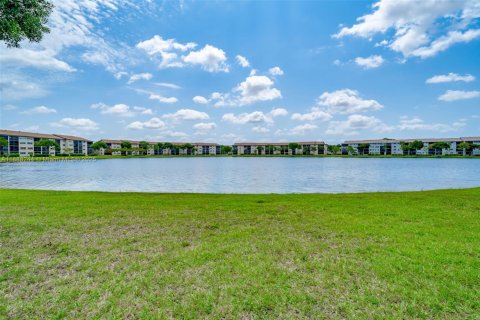 Condo in Pembroke Pines, Florida, 2 bedrooms  № 1942255 - photo 16