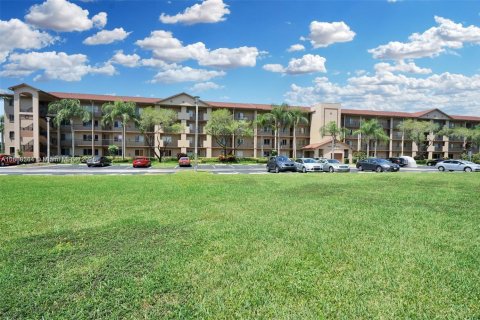 Condo in Pembroke Pines, Florida, 2 bedrooms  № 1942255 - photo 1