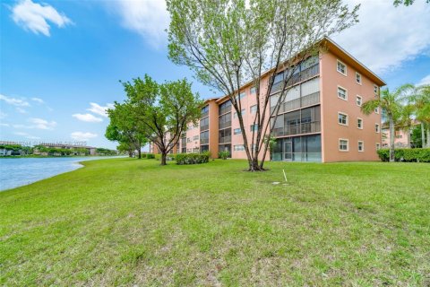 Condo in Pembroke Pines, Florida, 2 bedrooms  № 1942255 - photo 19