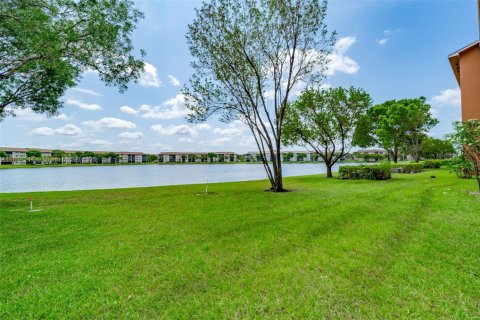 Condo in Pembroke Pines, Florida, 2 bedrooms  № 1942255 - photo 15