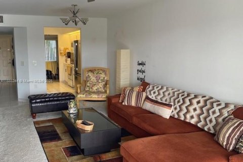 Condo in Pembroke Pines, Florida, 2 bedrooms  № 1942255 - photo 6