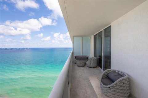 Condominio en venta en Hallandale Beach, Florida, 3 dormitorios, 144.37 m2 № 2033180 - foto 2