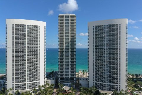 Condominio en Hallandale Beach, Florida, 3 dormitorios № 2033180