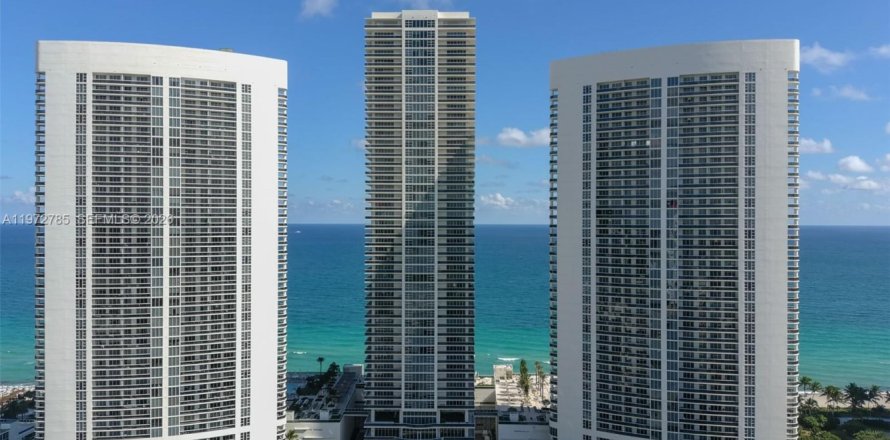 Condominio en Hallandale Beach, Florida, 3 dormitorios № 2033180