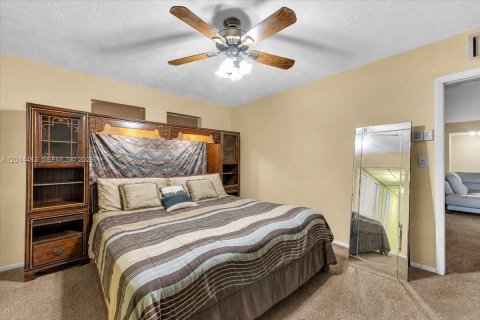 House in Cooper City, Florida 3 bedrooms, 156.26 sq.m. № 2076279 - photo 11