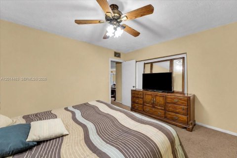 House in Cooper City, Florida 3 bedrooms, 156.26 sq.m. № 2076279 - photo 12