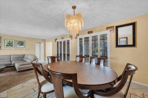 House in Cooper City, Florida 3 bedrooms, 156.26 sq.m. № 2076279 - photo 18