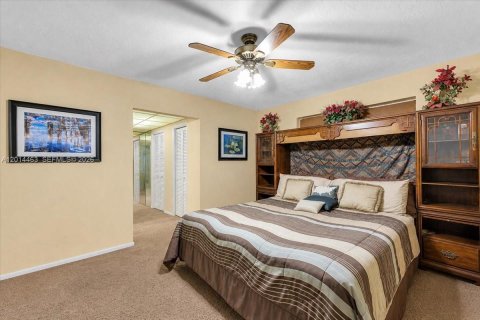 House in Cooper City, Florida 3 bedrooms, 156.26 sq.m. № 2076279 - photo 10