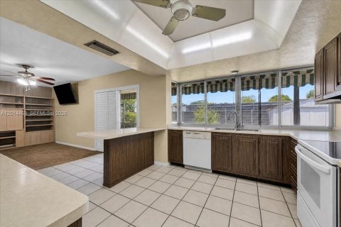 House in Cooper City, Florida 3 bedrooms, 156.26 sq.m. № 2076279 - photo 19