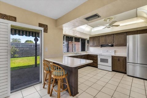House in Cooper City, Florida 3 bedrooms, 156.26 sq.m. № 2076279 - photo 23