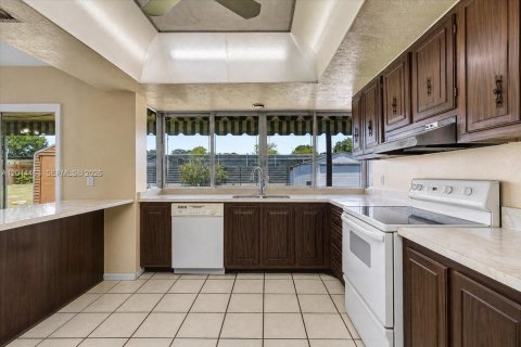House in Cooper City, Florida 3 bedrooms, 156.26 sq.m. № 2076279 - photo 20