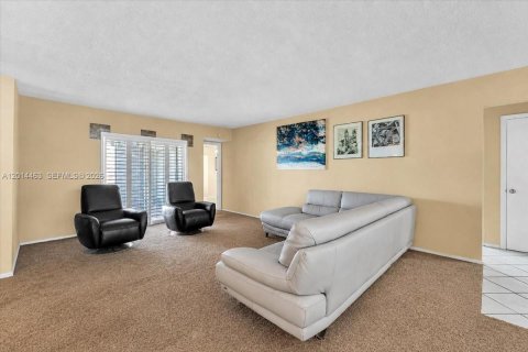 House in Cooper City, Florida 3 bedrooms, 156.26 sq.m. № 2076279 - photo 3