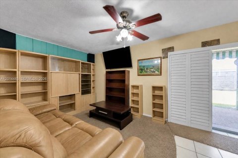 House in Cooper City, Florida 3 bedrooms, 156.26 sq.m. № 2076279 - photo 13