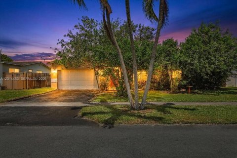 House in Cooper City, Florida 3 bedrooms, 156.26 sq.m. № 2076279