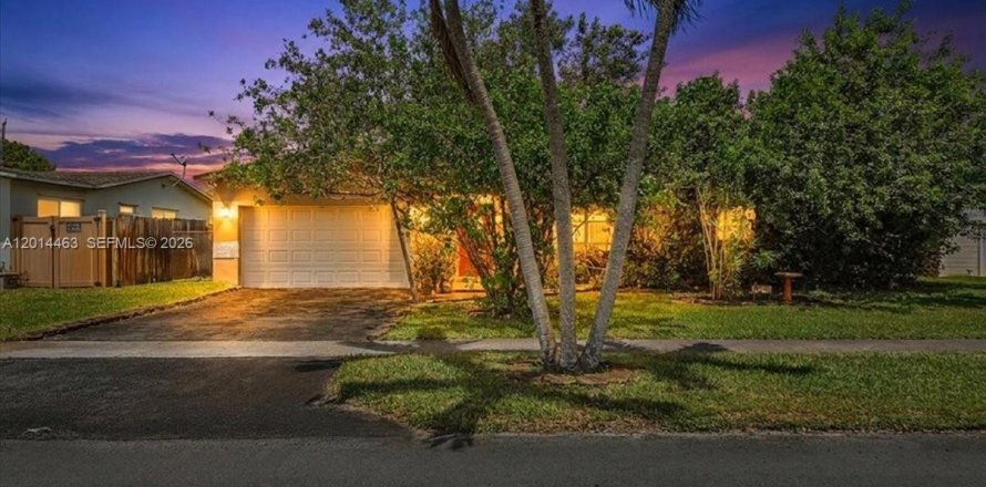 House in Cooper City, Florida 3 bedrooms, 156.26 sq.m. № 2076279